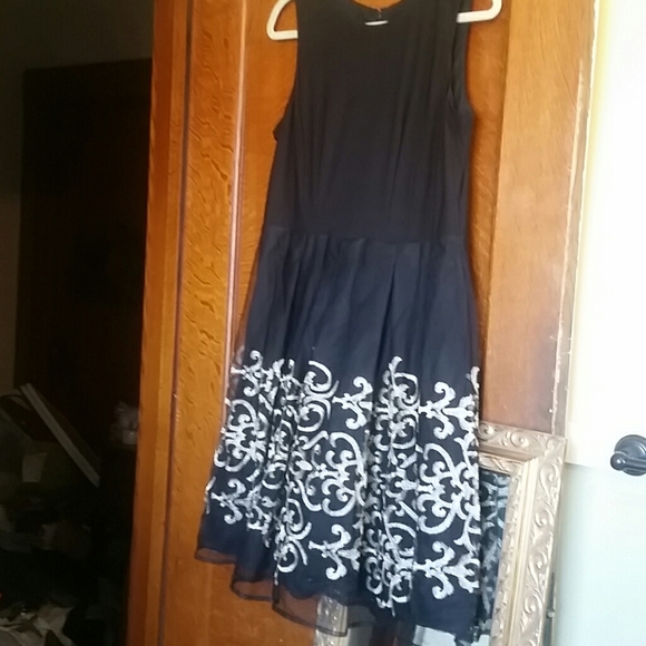 madison leigh Dresses & Skirts - 💐Beautiful Dress Black w/Gold Detail Sz. 14